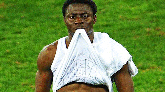 Titel: Nigerias Stürmer Obafemi Martins musste nach einer glanzlosen Vorstellung in Südafrika zusammen mit seinem Team schon nach der Vorrunde abreisen - Beschreibung: